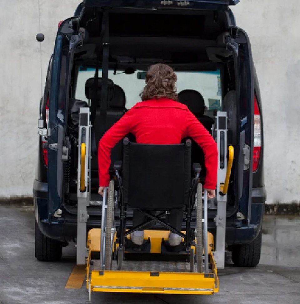 Carro com rampa para pessoas cadeirantes